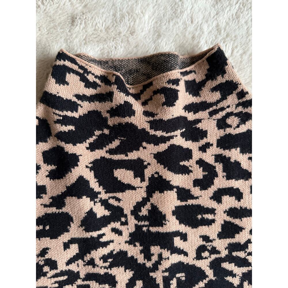 Tahari Cheetah Print Crew Neck Sweater Size Medium - Picture 3 of 6